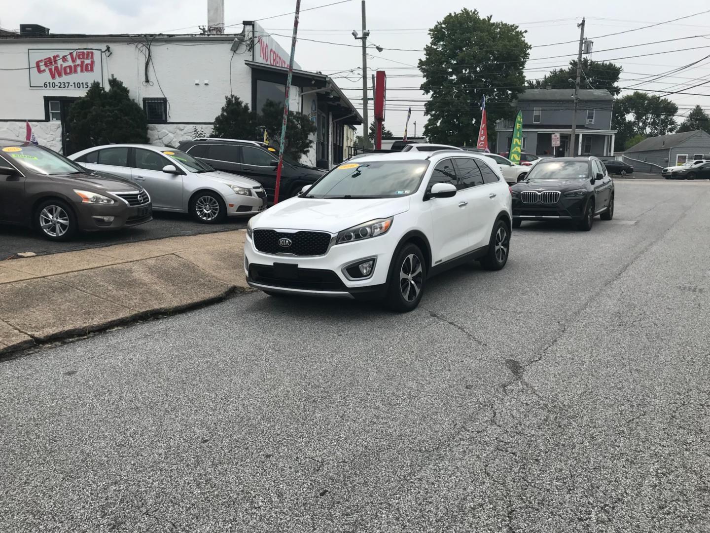 2016 White /Black Kia Sorento EX (5XYPHDA58GG) with an 3.3 V6 engine, Automatic transmission, located at 577 Chester Pike, Prospect Park, PA, 19076, (610) 237-1015, 39.886154, -75.302338 - Photo#1