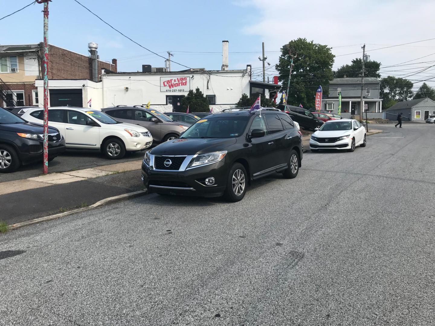 2015 Green /Black Nissan Pathfinder SL (5N1AR2MM2FC) with an 3.5 V6 engine, Automatic transmission, located at 577 Chester Pike, Prospect Park, PA, 19076, (610) 237-1015, 39.886154, -75.302338 - Photo#1