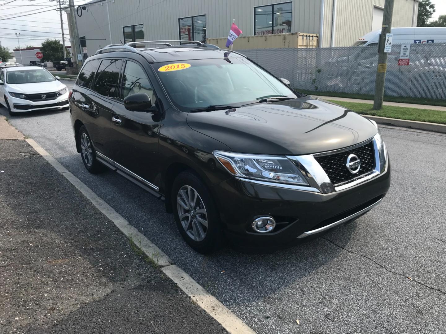 2015 Green /Black Nissan Pathfinder SL (5N1AR2MM2FC) with an 3.5 V6 engine, Automatic transmission, located at 577 Chester Pike, Prospect Park, PA, 19076, (610) 237-1015, 39.886154, -75.302338 - Photo#3