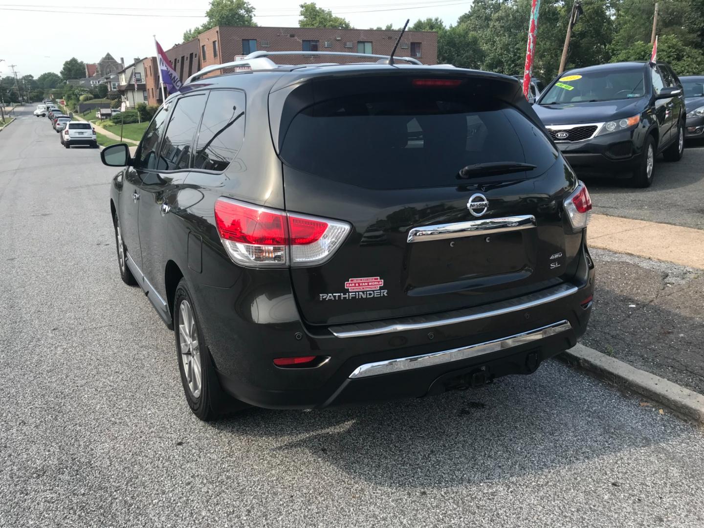 2015 Green /Black Nissan Pathfinder SL (5N1AR2MM2FC) with an 3.5 V6 engine, Automatic transmission, located at 577 Chester Pike, Prospect Park, PA, 19076, (610) 237-1015, 39.886154, -75.302338 - Photo#5