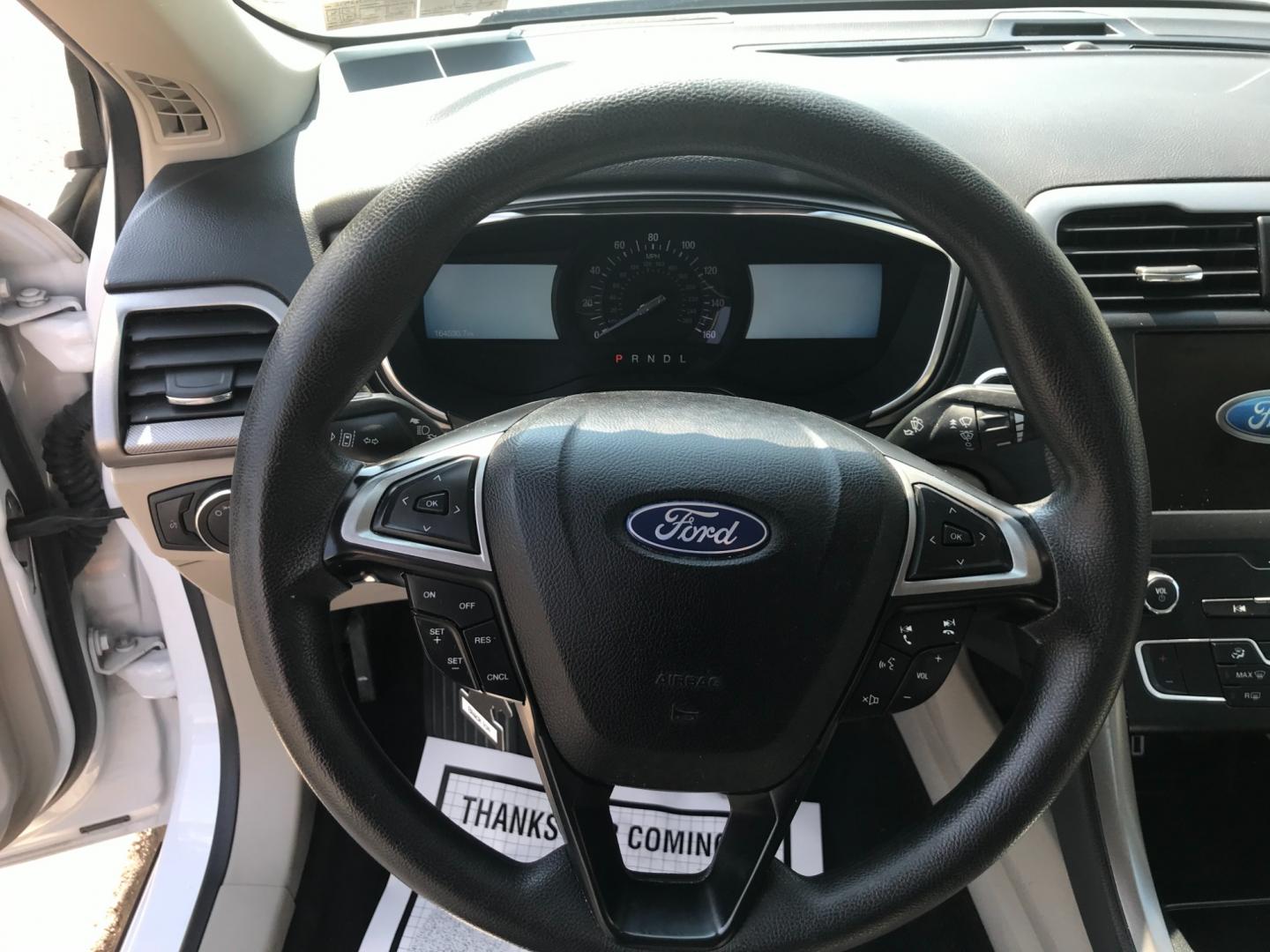 2020 White /Beige Ford Fusion SE (3FA6P0HD6LR) , Automatic transmission, located at 577 Chester Pike, Prospect Park, PA, 19076, (610) 237-1015, 39.886154, -75.302338 - Photo#10