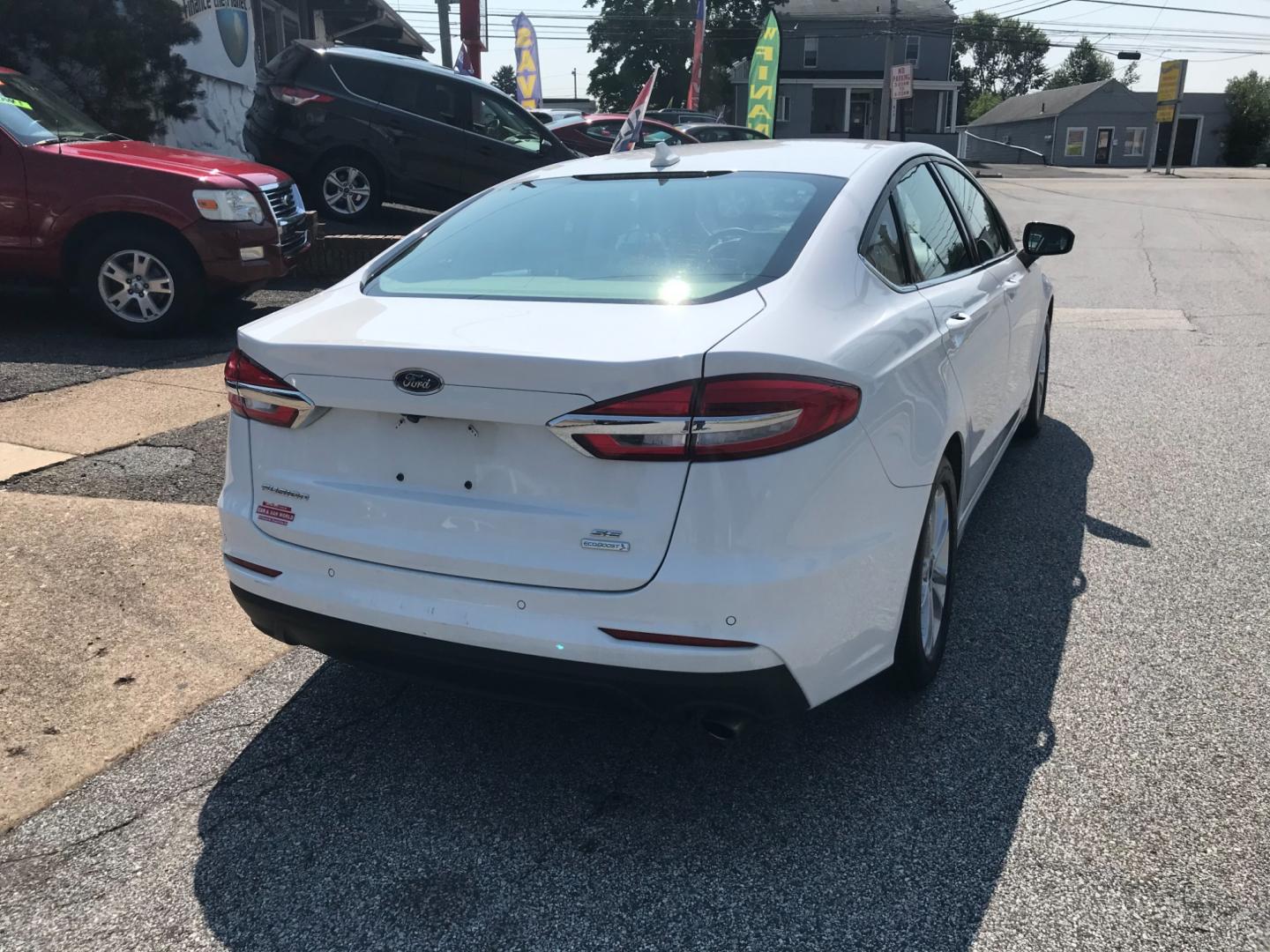 2020 White /Beige Ford Fusion SE (3FA6P0HD6LR) , Automatic transmission, located at 577 Chester Pike, Prospect Park, PA, 19076, (610) 237-1015, 39.886154, -75.302338 - Photo#5