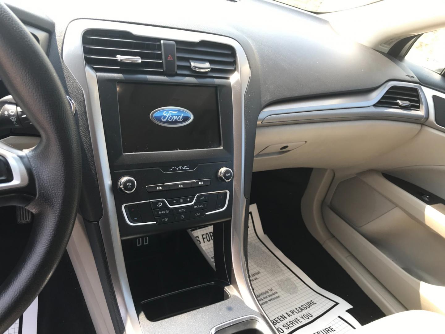 2020 White /Beige Ford Fusion SE (3FA6P0HD6LR) , Automatic transmission, located at 577 Chester Pike, Prospect Park, PA, 19076, (610) 237-1015, 39.886154, -75.302338 - Photo#11