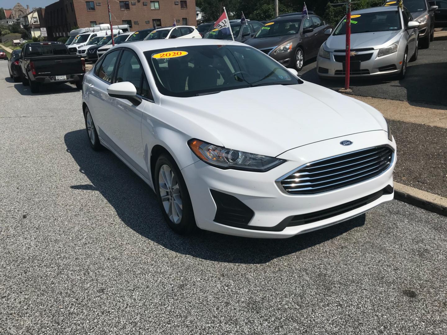 2020 White /Beige Ford Fusion SE (3FA6P0HD6LR) , Automatic transmission, located at 577 Chester Pike, Prospect Park, PA, 19076, (610) 237-1015, 39.886154, -75.302338 - Photo#2