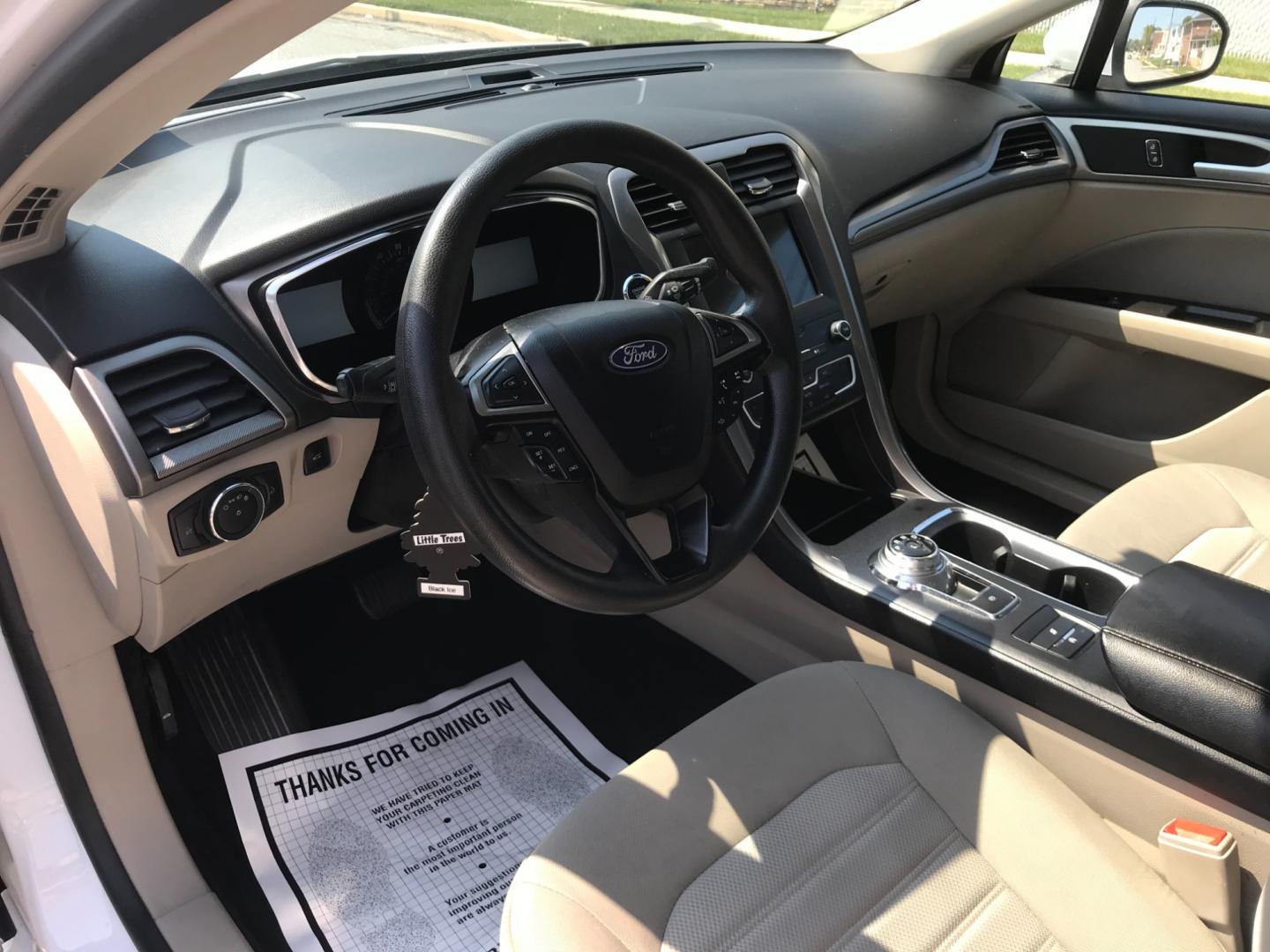 2020 White /Beige Ford Fusion SE (3FA6P0HD6LR) , Automatic transmission, located at 577 Chester Pike, Prospect Park, PA, 19076, (610) 237-1015, 39.886154, -75.302338 - Photo#9