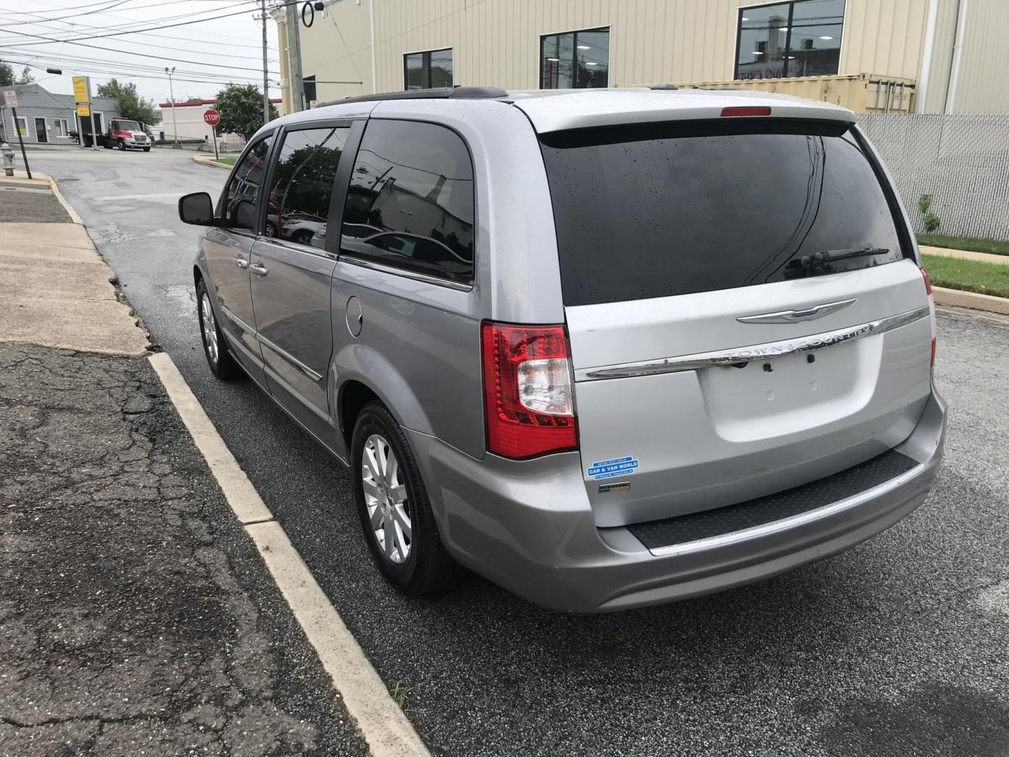 2013 /Gray Chrysler Town & Country Touring (2C4RC1BGXDR) with an 3.6L V6 DOHC 24V engine, 6-Speed Automatic transmission, located at 577 Chester Pike, Prospect Park, PA, 19076, (610) 237-1015, 39.886154, -75.302338 - Photo#5