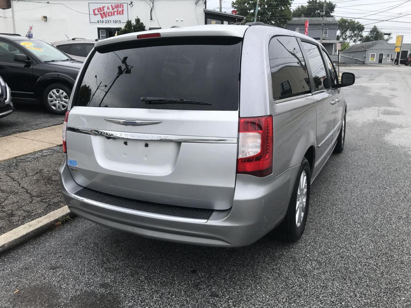 2013 /Gray Chrysler Town & Country Touring (2C4RC1BGXDR) with an 3.6L V6 DOHC 24V engine, 6-Speed Automatic transmission, located at 577 Chester Pike, Prospect Park, PA, 19076, (610) 237-1015, 39.886154, -75.302338 - Photo#6