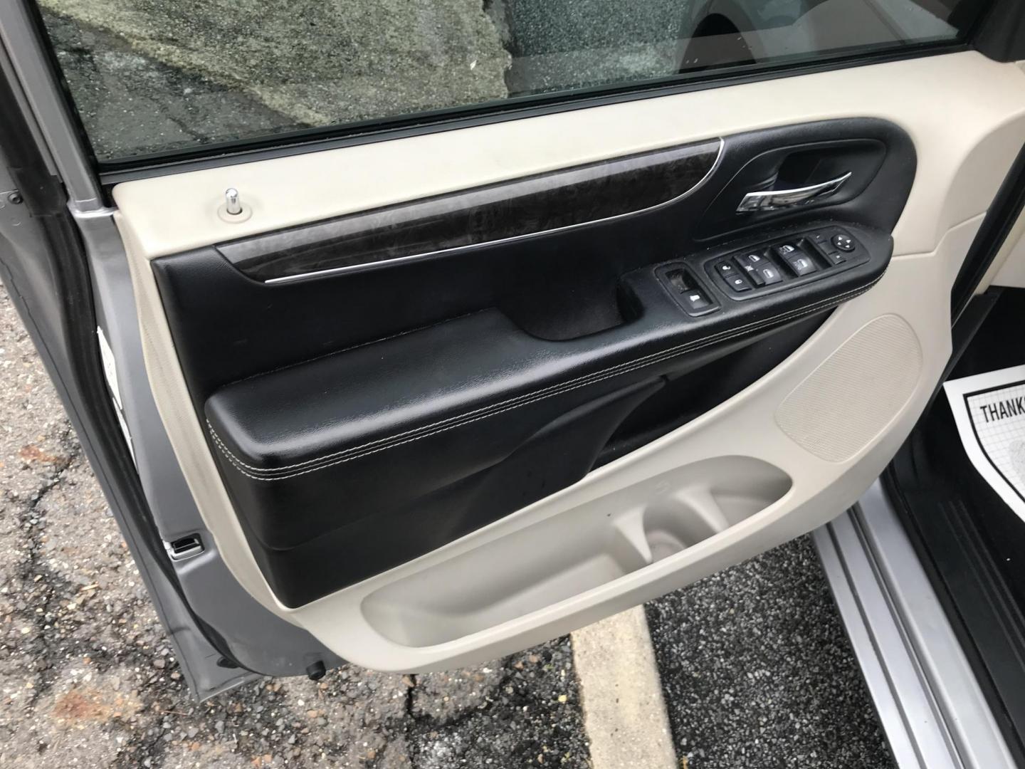 2013 /Gray Chrysler Town & Country Touring (2C4RC1BGXDR) with an 3.6L V6 DOHC 24V engine, 6-Speed Automatic transmission, located at 577 Chester Pike, Prospect Park, PA, 19076, (610) 237-1015, 39.886154, -75.302338 - Photo#8