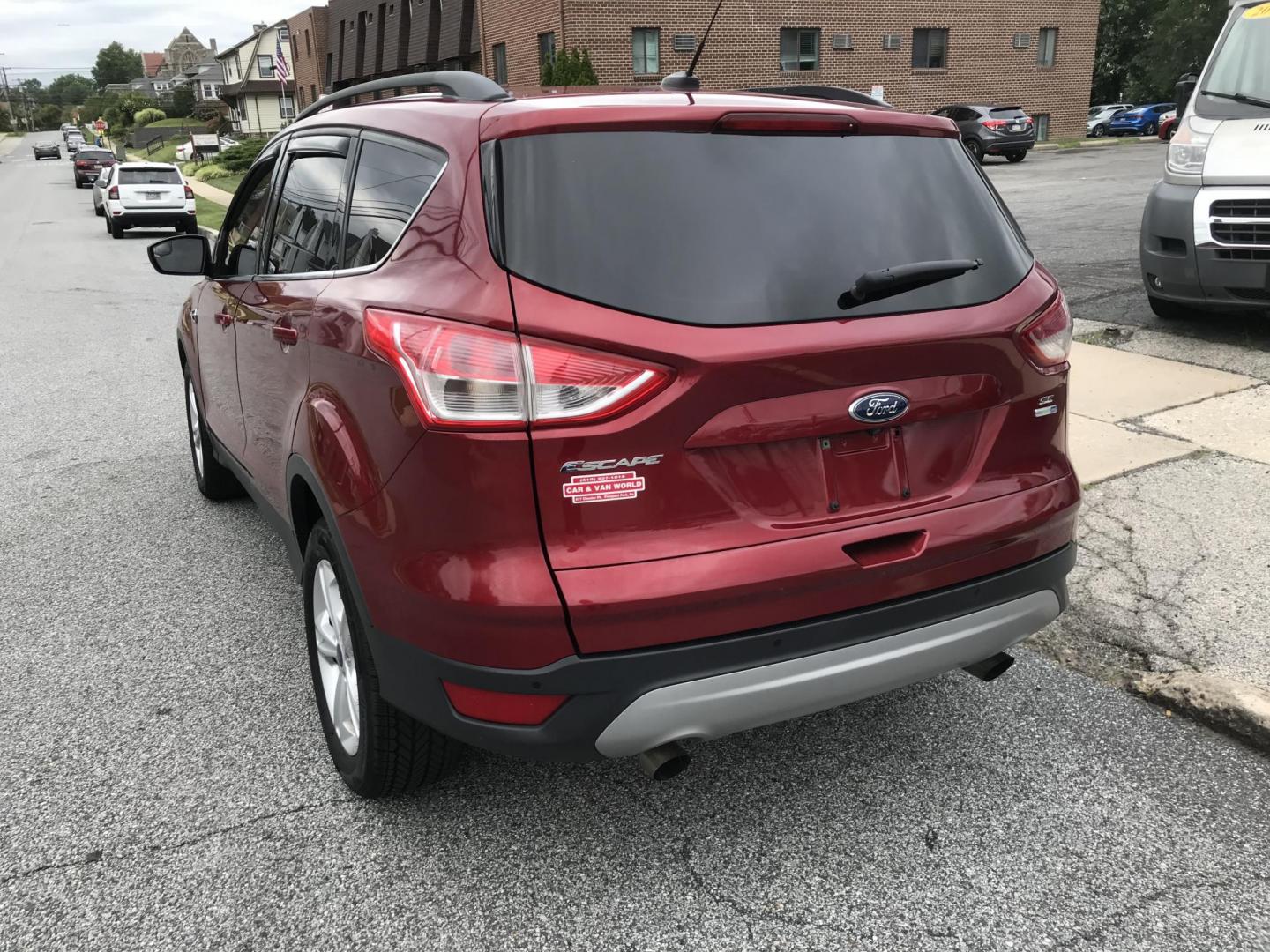 2016 Red /Gray Ford Escape SE 4WD (1FMCU9GX4GU) with an 1.6L L4 DOHC 16V engine, 6-Speed Automatic transmission, located at 577 Chester Pike, Prospect Park, PA, 19076, (610) 237-1015, 39.886154, -75.302338 - Photo#5