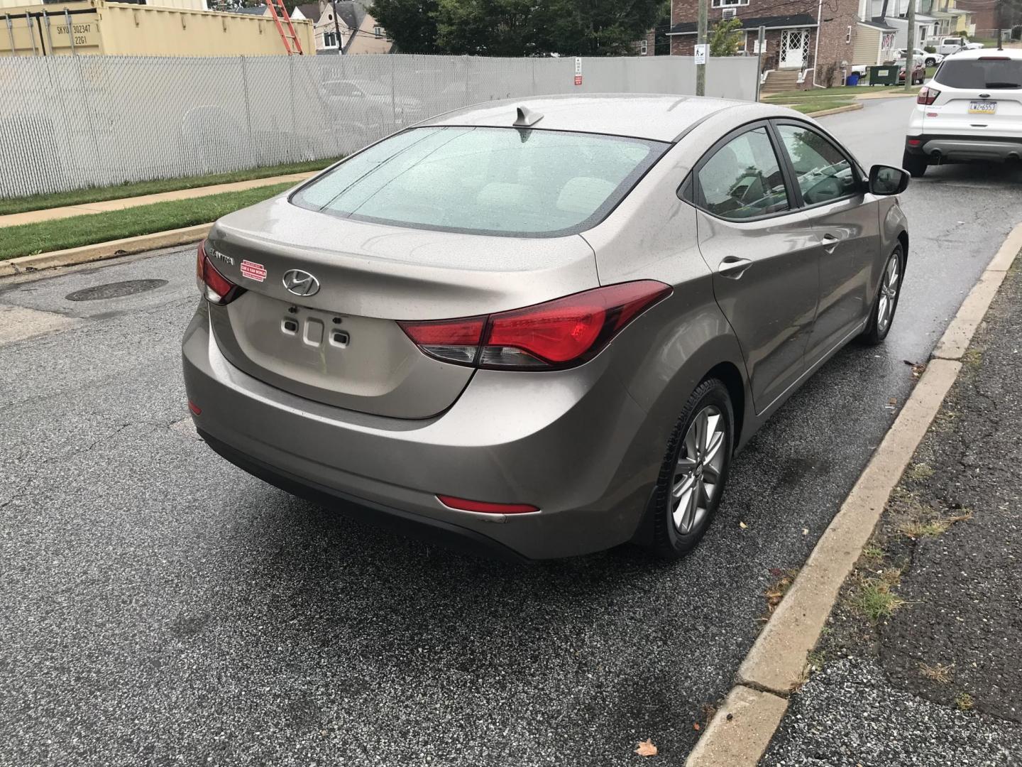 2015 Gray /Gray Hyundai Elantra SE (5NPDH4AE6FH) with an 1.8L L4 DOHC 16V engine, 6-Speed Automatic transmission, located at 577 Chester Pike, Prospect Park, PA, 19076, (610) 237-1015, 39.886154, -75.302338 - Photo#4