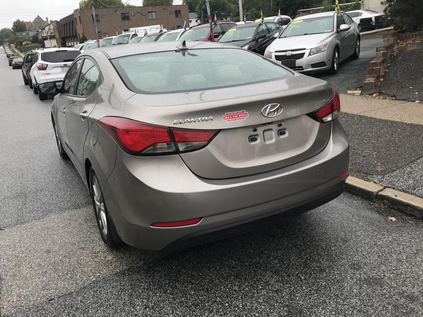 2015 Gray /Gray Hyundai Elantra SE (5NPDH4AE6FH) with an 1.8L L4 DOHC 16V engine, 6-Speed Automatic transmission, located at 577 Chester Pike, Prospect Park, PA, 19076, (610) 237-1015, 39.886154, -75.302338 - Photo#5