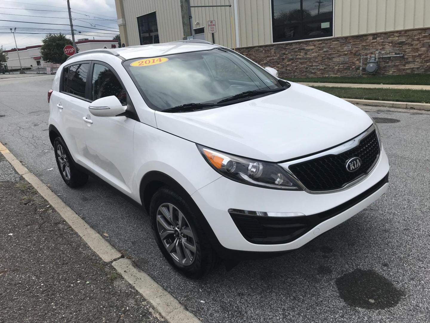 2014 White /Black Kia Sportage LX (KNDPB3AC3E7) with an 2.4L V6 DOHC 24V engine, 6-Speed Automatic transmission, located at 577 Chester Pike, Prospect Park, PA, 19076, (610) 237-1015, 39.886154, -75.302338 - Photo#3