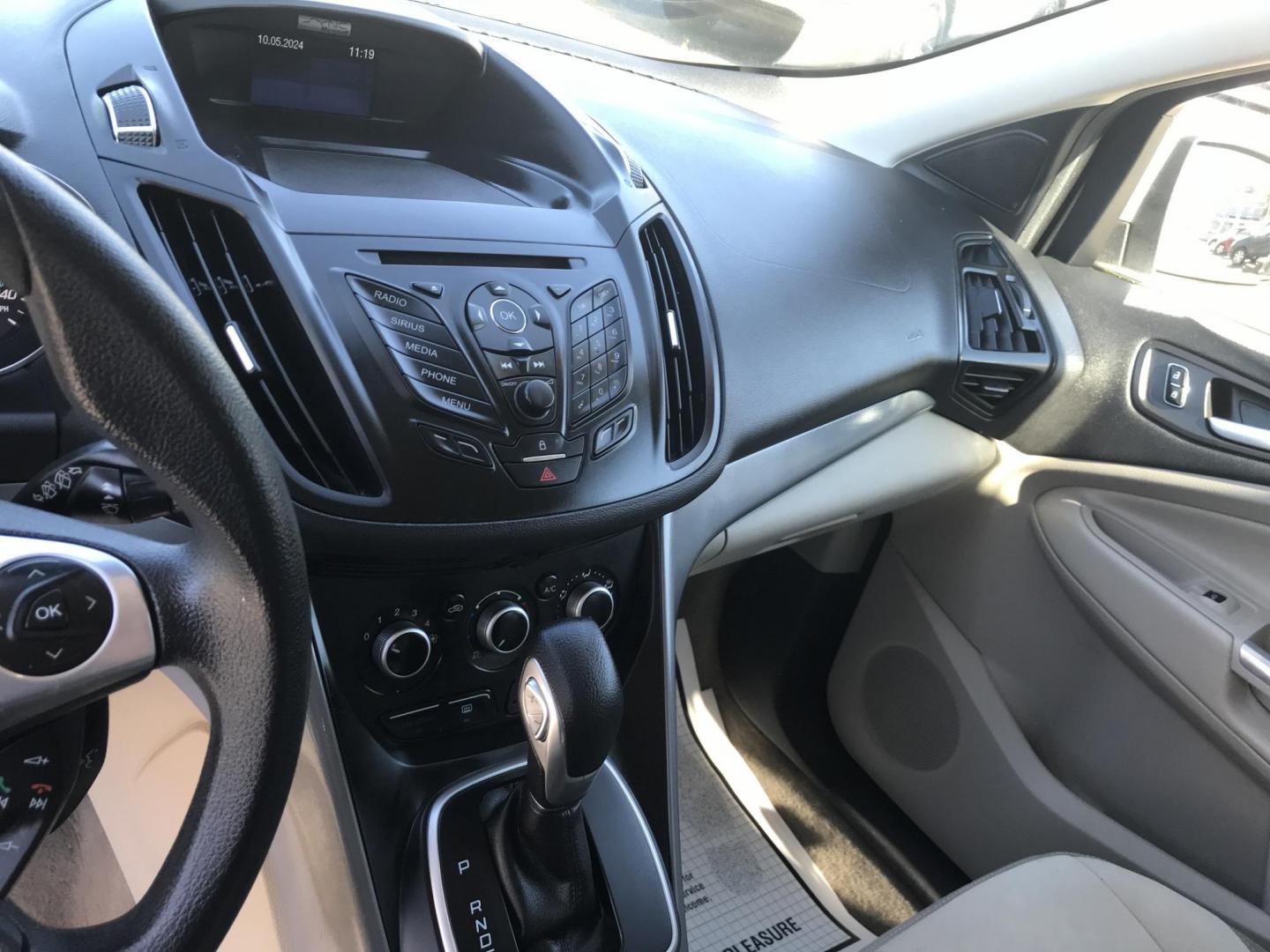 2013 White /Gray Ford Escape SE AWD (1FMCU9GX0DU) with an 1.6L L4 DOHC 16V engine, 6-Speed Automatic transmission, located at 577 Chester Pike, Prospect Park, PA, 19076, (610) 237-1015, 39.886154, -75.302338 - 2013 Ford Escape SE: All wheel drive, great on gas, new PA inspection, SUPER CLEAN! This vehicle comes inspected and has been given a bumper to bumper safety check. It is very clean, reliable, and well maintained. We offer a unique pay plan that is known for being the easiest and fastest financin - Photo#12