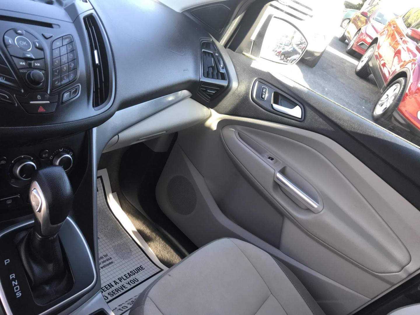 2013 White /Gray Ford Escape SE AWD (1FMCU9GX0DU) with an 1.6L L4 DOHC 16V engine, 6-Speed Automatic transmission, located at 577 Chester Pike, Prospect Park, PA, 19076, (610) 237-1015, 39.886154, -75.302338 - 2013 Ford Escape SE: All wheel drive, great on gas, new PA inspection, SUPER CLEAN! This vehicle comes inspected and has been given a bumper to bumper safety check. It is very clean, reliable, and well maintained. We offer a unique pay plan that is known for being the easiest and fastest financin - Photo#14