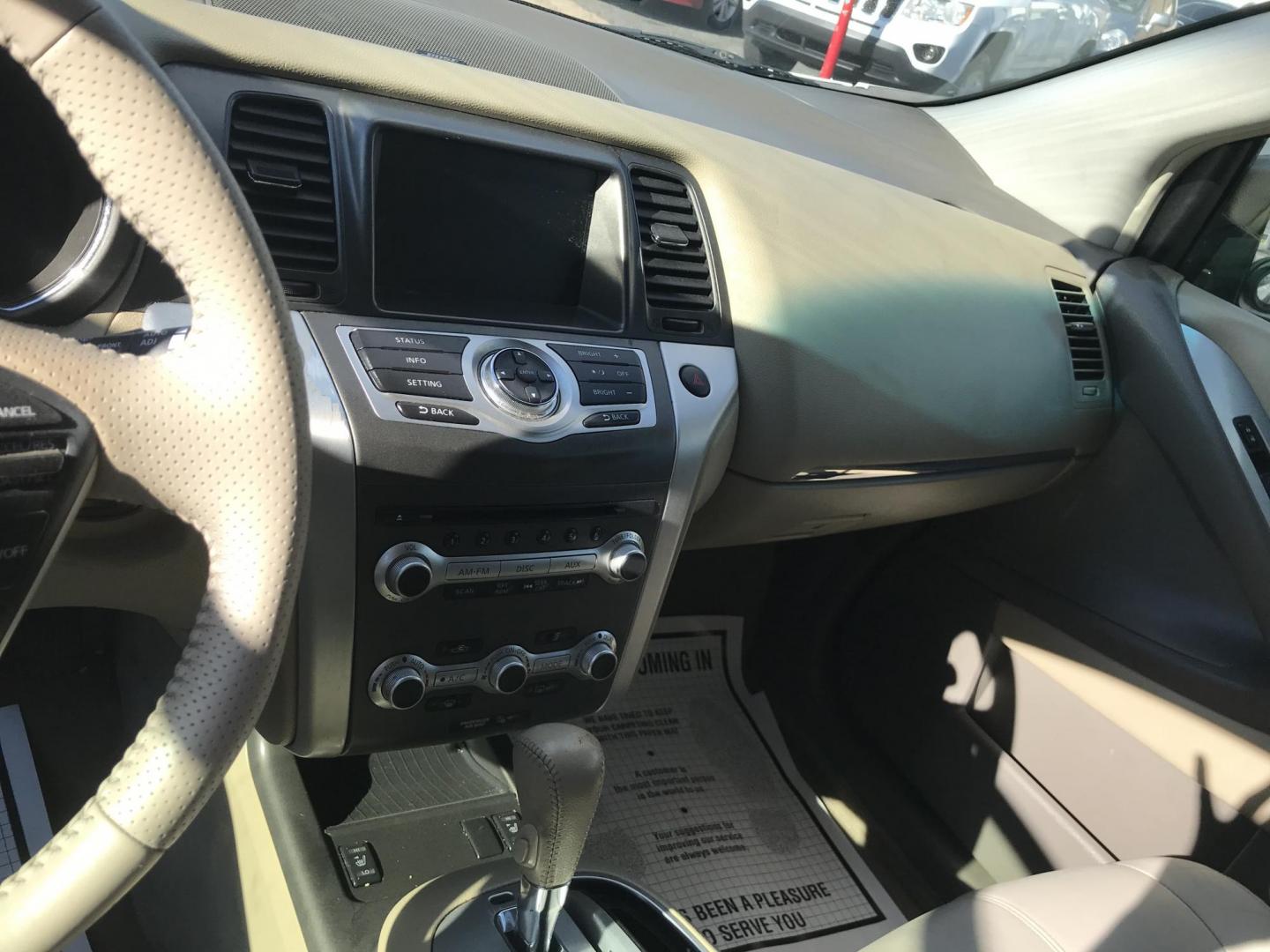 2013 White /Beige Nissan Murano SL (JN8AZ1MU5DW) with an 3.5L V6 DOHC 24V engine, Continuously Variable Transmission transmission, located at 577 Chester Pike, Prospect Park, PA, 19076, (610) 237-1015, 39.886154, -75.302338 - Photo#11