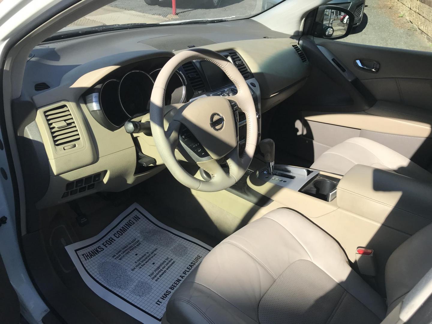 2013 White /Beige Nissan Murano SL (JN8AZ1MU5DW) with an 3.5L V6 DOHC 24V engine, Continuously Variable Transmission transmission, located at 577 Chester Pike, Prospect Park, PA, 19076, (610) 237-1015, 39.886154, -75.302338 - Photo#6