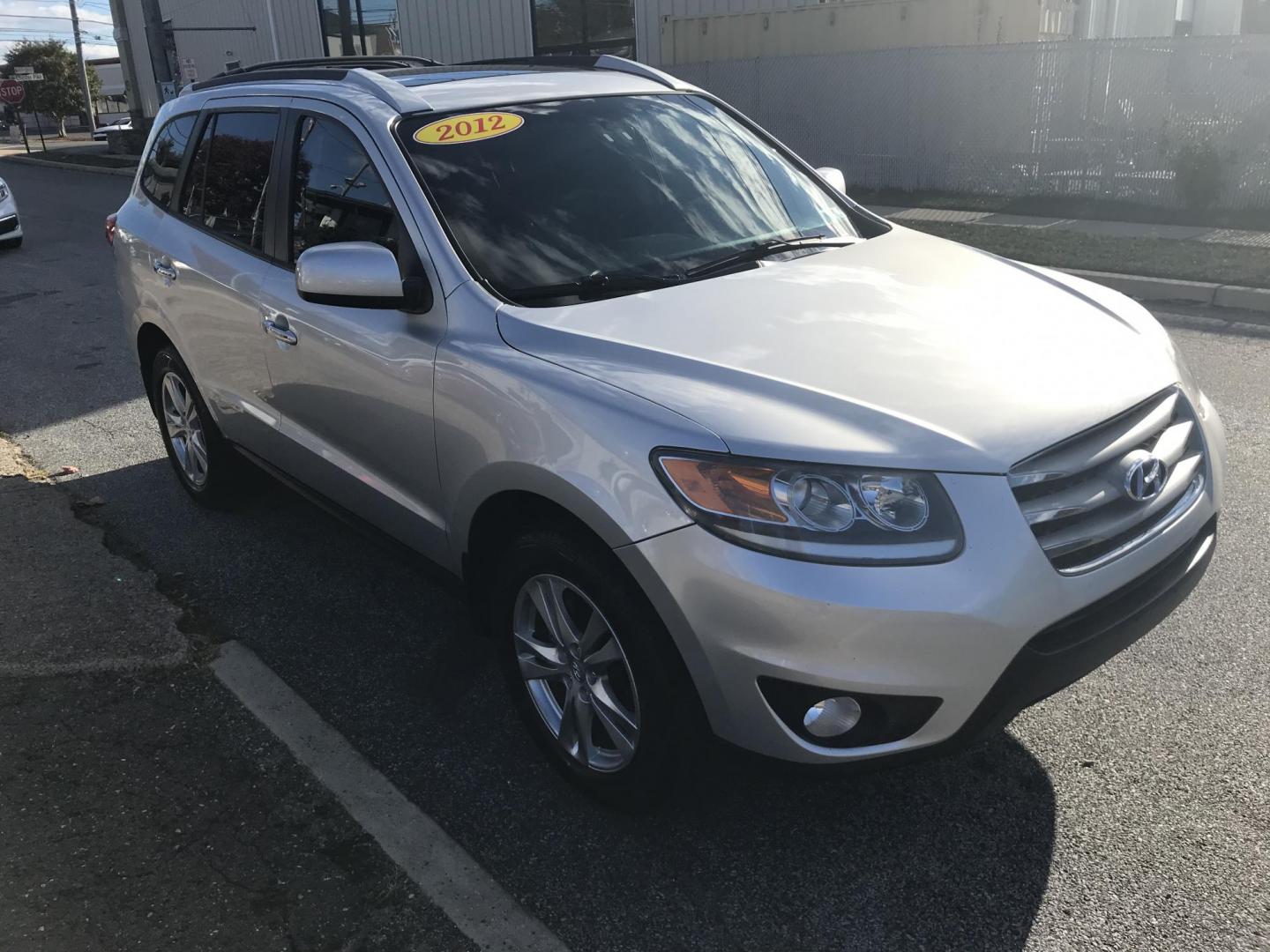 2012 Silver /Gray Hyundai Santa Fe Limited 3.5 FWD (5XYZK4AG2CG) with an 3.5L V6 DOHC 24V engine, 6-Speed Automatic transmission, located at 577 Chester Pike, Prospect Park, PA, 19076, (610) 237-1015, 39.886154, -75.302338 - Photo#3