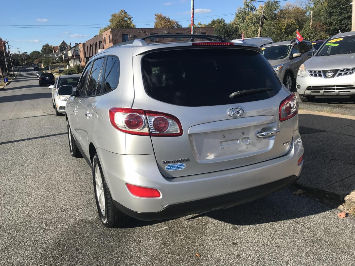 2012 Silver /Gray Hyundai Santa Fe Limited 3.5 FWD (5XYZK4AG2CG) with an 3.5L V6 DOHC 24V engine, 6-Speed Automatic transmission, located at 577 Chester Pike, Prospect Park, PA, 19076, (610) 237-1015, 39.886154, -75.302338 - Photo#5