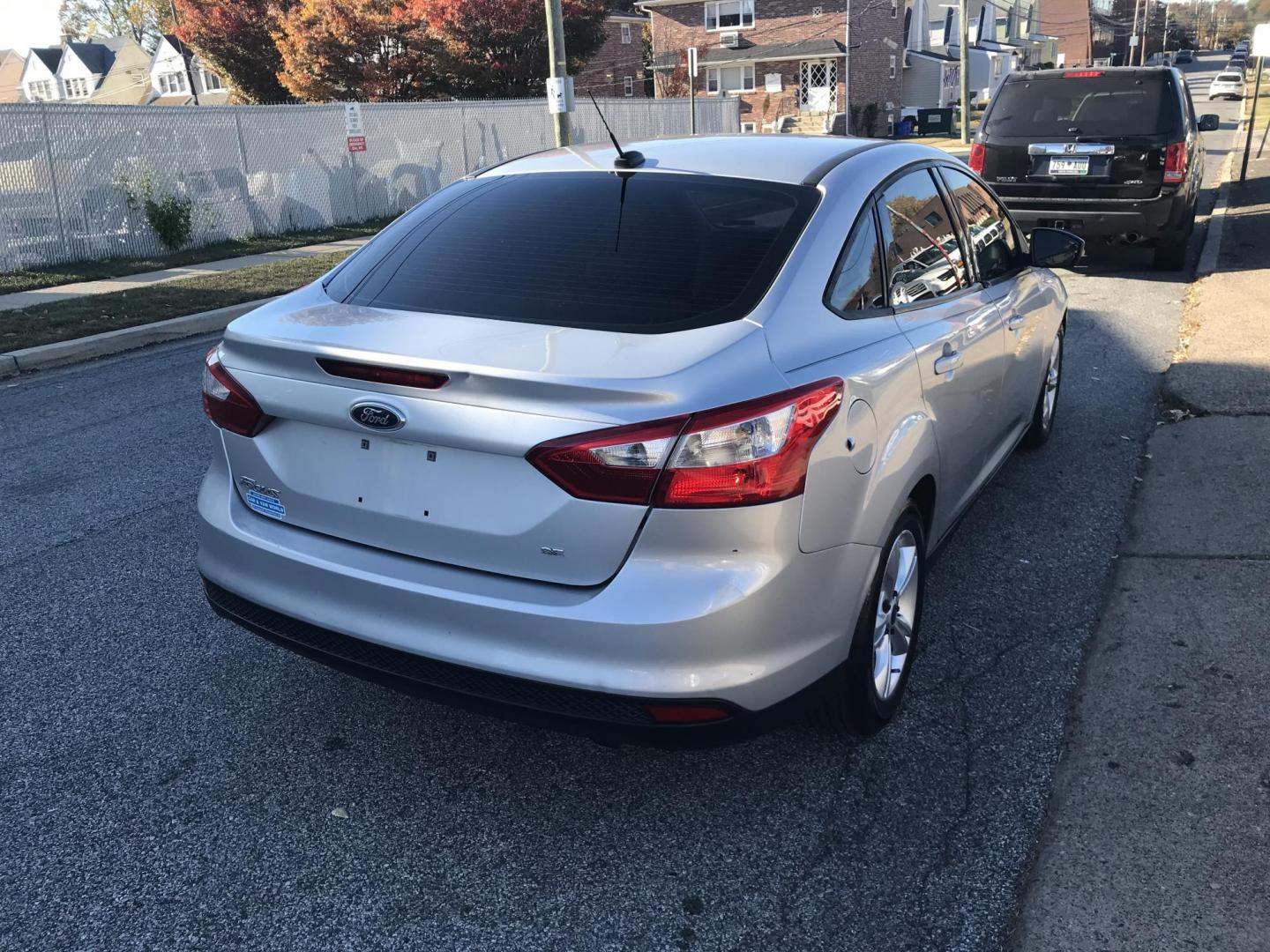 2014 Silver /Gray Ford Focus SE Sedan (1FADP3F29EL) with an 2.0L L4 DOHC 16V engine, Automatic transmission, located at 577 Chester Pike, Prospect Park, PA, 19076, (610) 237-1015, 39.886154, -75.302338 - Photo#4