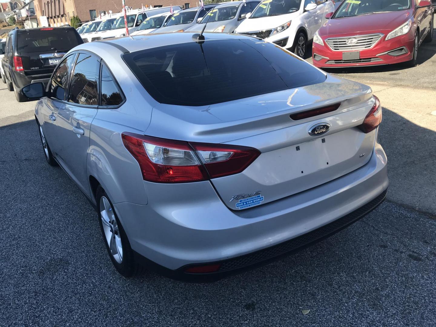 2014 Silver /Gray Ford Focus SE Sedan (1FADP3F29EL) with an 2.0L L4 DOHC 16V engine, Automatic transmission, located at 577 Chester Pike, Prospect Park, PA, 19076, (610) 237-1015, 39.886154, -75.302338 - Photo#5