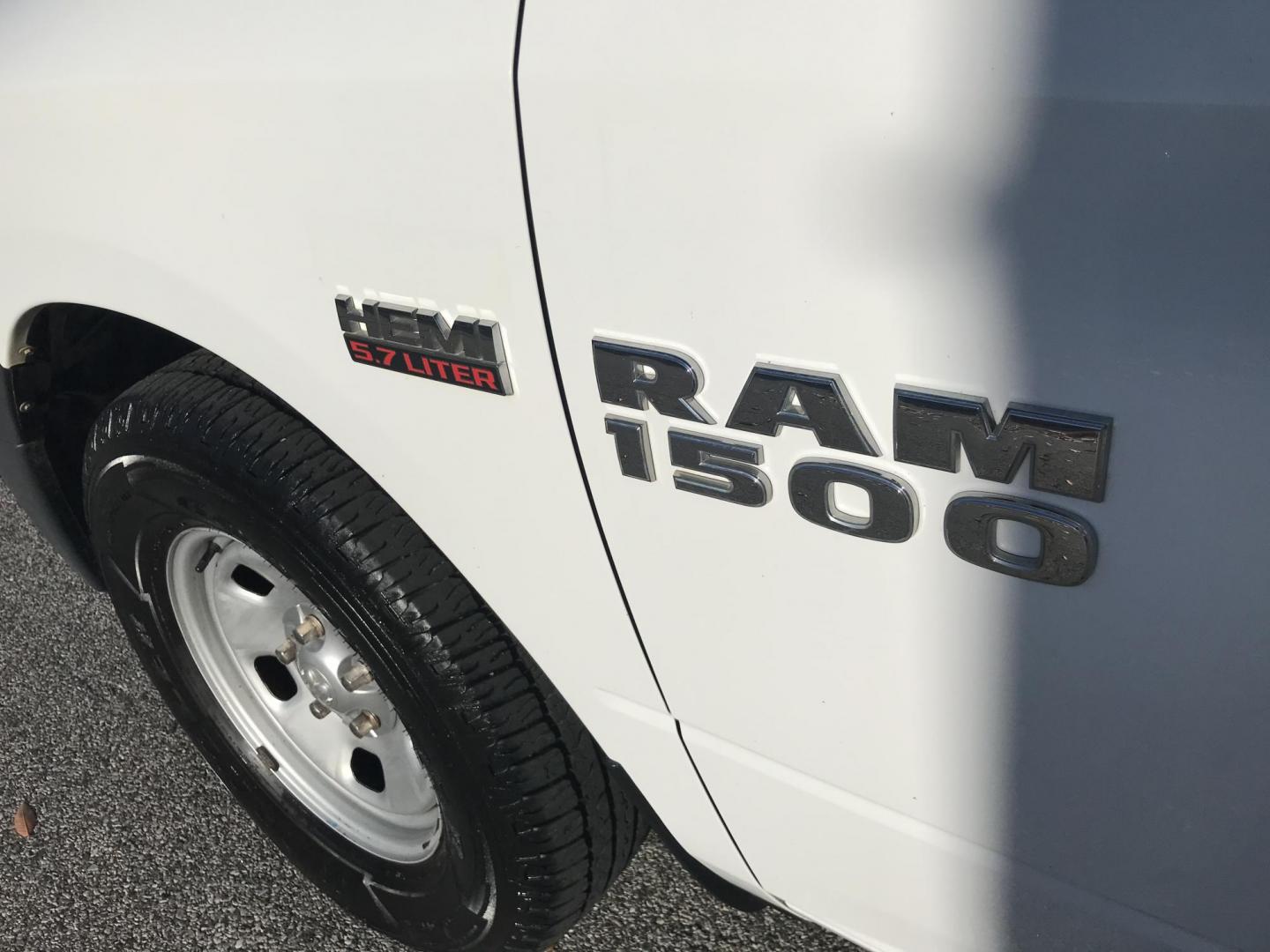 2015 White /Gray RAM 1500 Tradesman Quad Cab (1C6RR6FT4FS) with an 5.7L V8 OHV 16V engine, 6-Speed Automatic transmission, located at 577 Chester Pike, Prospect Park, PA, 19076, (610) 237-1015, 39.886154, -75.302338 - Photo#7