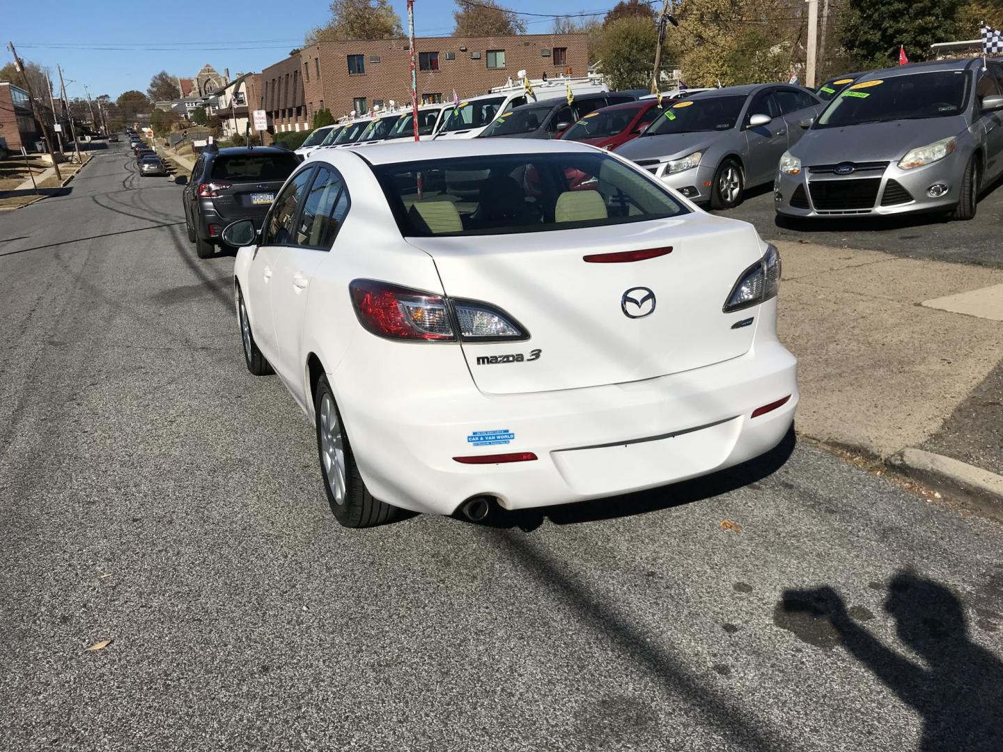 2012 White /Gray Mazda MAZDA3 i Touring 4-Door (JM1BL1V88C1) with an 2.0L L4 DOHC 16V engine, Automatic transmission, located at 577 Chester Pike, Prospect Park, PA, 19076, (610) 237-1015, 39.886154, -75.302338 - 2011 Mazda 3: Sunroof, heated seats, new PA inspection, SUPER CLEAN, runs LIKE NEW! This vehicle comes inspected and has been given a bumper to bumper safety check. It is very clean, reliable, and well maintained. We offer a unique pay plan that is known for being the easiest and fastest financin - Photo#4