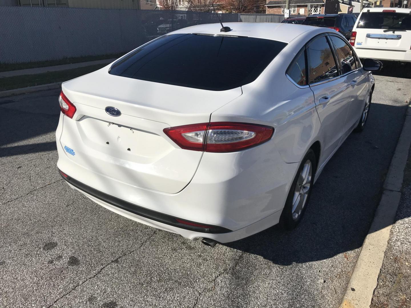 2016 White /Gray Ford Fusion SE (3FA6P0H79GR) with an 2.5L L4 DOHC 16V engine, 6-Speed Automatic transmission, located at 577 Chester Pike, Prospect Park, PA, 19076, (610) 237-1015, 39.886154, -75.302338 - 2016 Ford Fusion SE: new PA inspection, great on gas, SUPER CLEAN, runs LIKE NEW! This vehicle comes inspected and has been given a bumper to bumper safety check. It is very clean, reliable, and well maintained. We offer a unique pay plan that is known for being the easiest and fastest financing - Photo#4