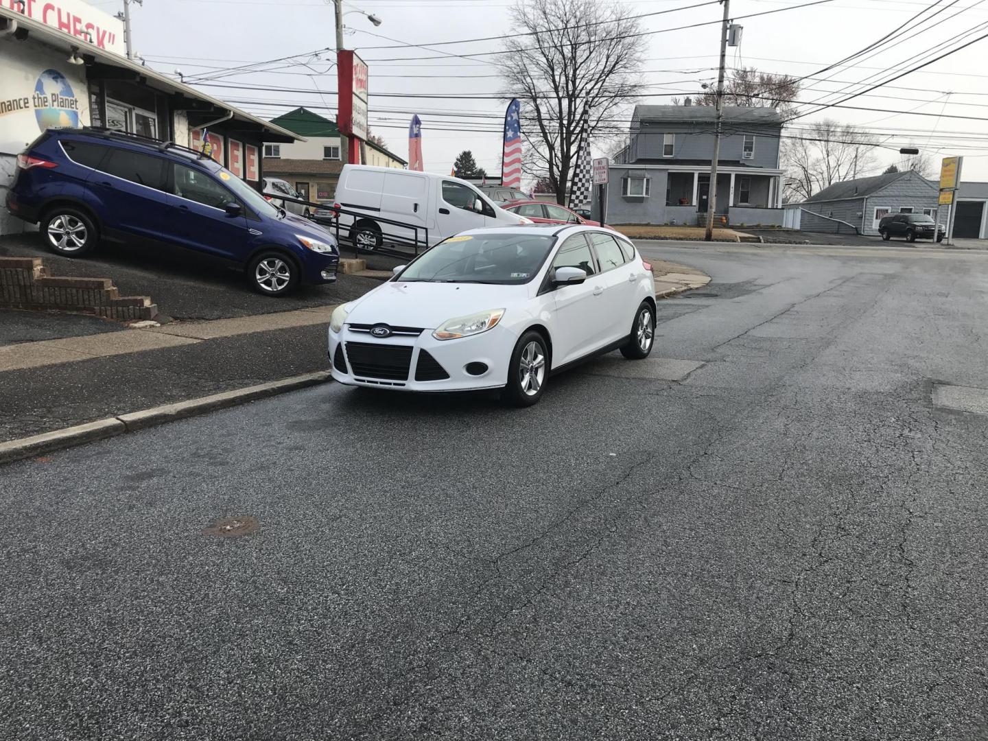 2013 White /Tan Ford Focus SE Hatch (1FADP3K25DL) with an 2.0L L4 DOHC 16V engine, located at 577 Chester Pike, Prospect Park, PA, 19076, (610) 237-1015, 39.886154, -75.302338 - 2013 Ford Focus SE Hatchback: Only 111k miles, sunroof, great on gas, SUPER CLEAN! This vehicle comes inspected and has been given a bumper to bumper safety check. It is very clean, reliable, and well maintained. We offer a unique pay plan that is known for being the easiest and fastest financing - Photo#3