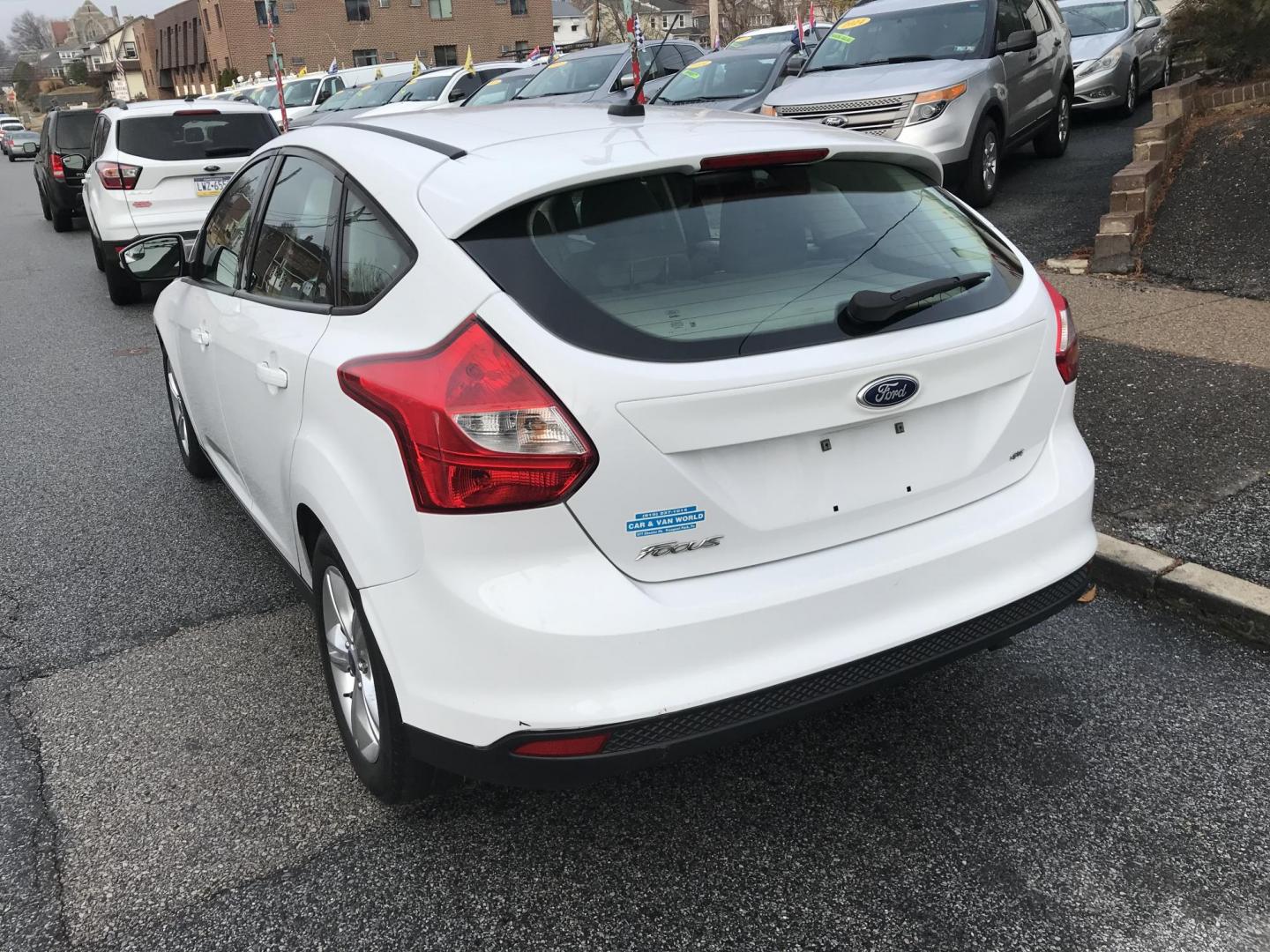 2013 White /Tan Ford Focus SE Hatch (1FADP3K25DL) with an 2.0L L4 DOHC 16V engine, located at 577 Chester Pike, Prospect Park, PA, 19076, (610) 237-1015, 39.886154, -75.302338 - 2013 Ford Focus SE Hatchback: Only 111k miles, sunroof, great on gas, SUPER CLEAN! This vehicle comes inspected and has been given a bumper to bumper safety check. It is very clean, reliable, and well maintained. We offer a unique pay plan that is known for being the easiest and fastest financing - Photo#5