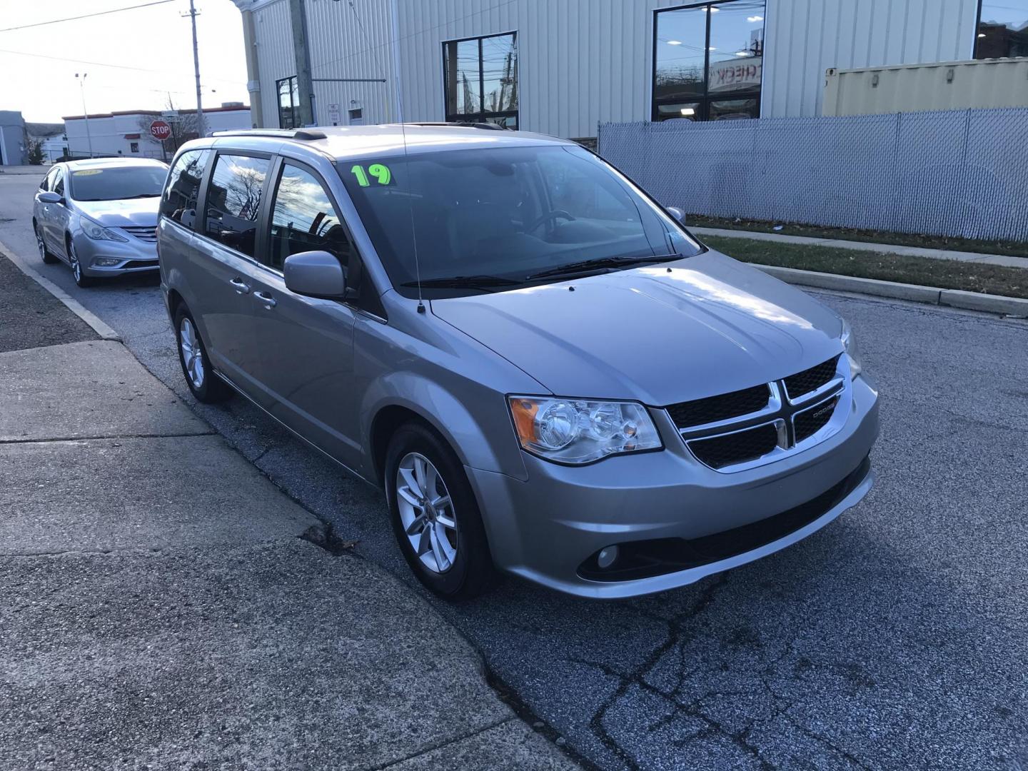 2019 Silver /Black Dodge Grand Caravan SXT (2C4RDGCG6KR) with an 3.6L V6 DOHC 24V engine, 6A transmission, located at 577 Chester Pike, Prospect Park, PA, 19076, (610) 237-1015, 39.886154, -75.302338 - Photo#4