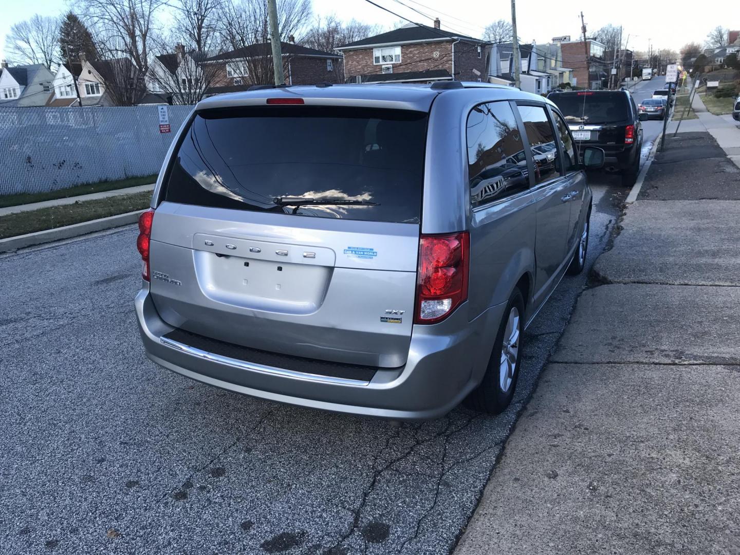 2019 Silver /Black Dodge Grand Caravan SXT (2C4RDGCG6KR) with an 3.6L V6 DOHC 24V engine, 6A transmission, located at 577 Chester Pike, Prospect Park, PA, 19076, (610) 237-1015, 39.886154, -75.302338 - Photo#5