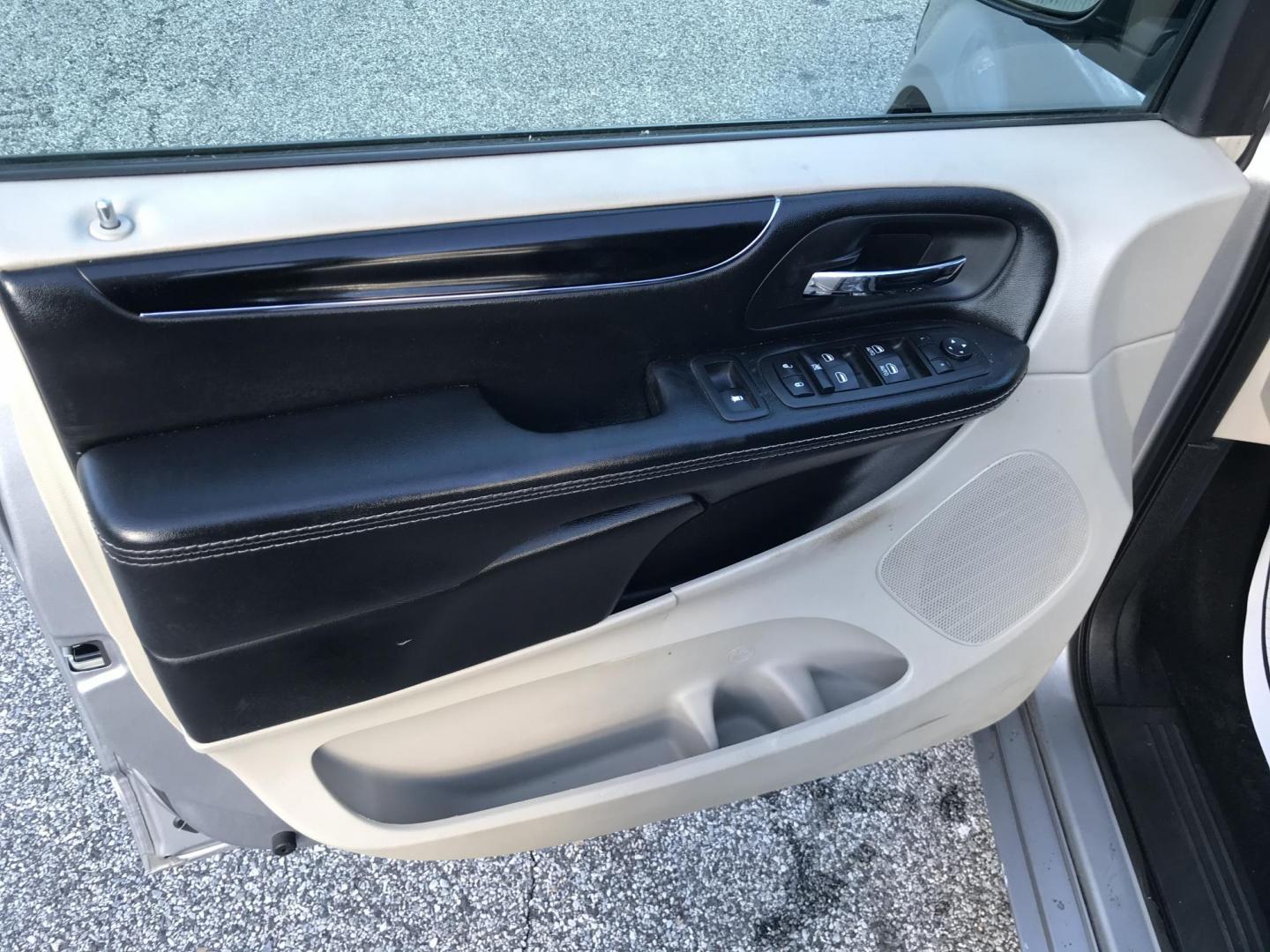 2019 Silver /Black Dodge Grand Caravan SXT (2C4RDGCG6KR) with an 3.6L V6 DOHC 24V engine, 6A transmission, located at 577 Chester Pike, Prospect Park, PA, 19076, (610) 237-1015, 39.886154, -75.302338 - Photo#7