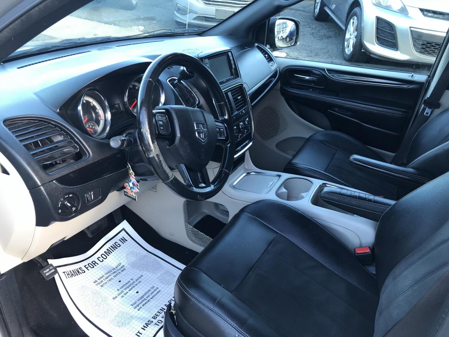 2019 Silver /Black Dodge Grand Caravan SXT (2C4RDGCG6KR) with an 3.6L V6 DOHC 24V engine, 6A transmission, located at 577 Chester Pike, Prospect Park, PA, 19076, (610) 237-1015, 39.886154, -75.302338 - Photo#9