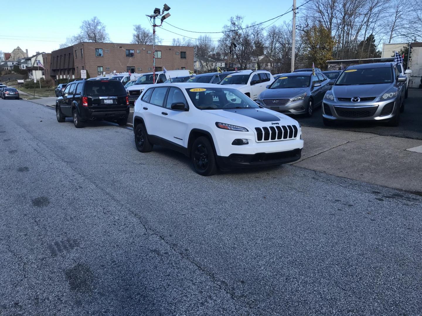 2015 White /Tan Jeep Cherokee Sport (1C4PJLAB3FW) with an 2.4L L4 DOHC 16V engine, 9-Speed Automatic transmission, located at 577 Chester Pike, Prospect Park, PA, 19076, (610) 237-1015, 39.886154, -75.302338 - 2015 Jeep Cherokee Sport: Only 122k miles, backup camera, new PA inspection, great on gas, SUPER CLEAN! This vehicle comes inspected and has been given a bumper to bumper safety check. It is very clean, reliable, and well maintained. We offer a unique pay plan that is known for being the easiest - Photo#2