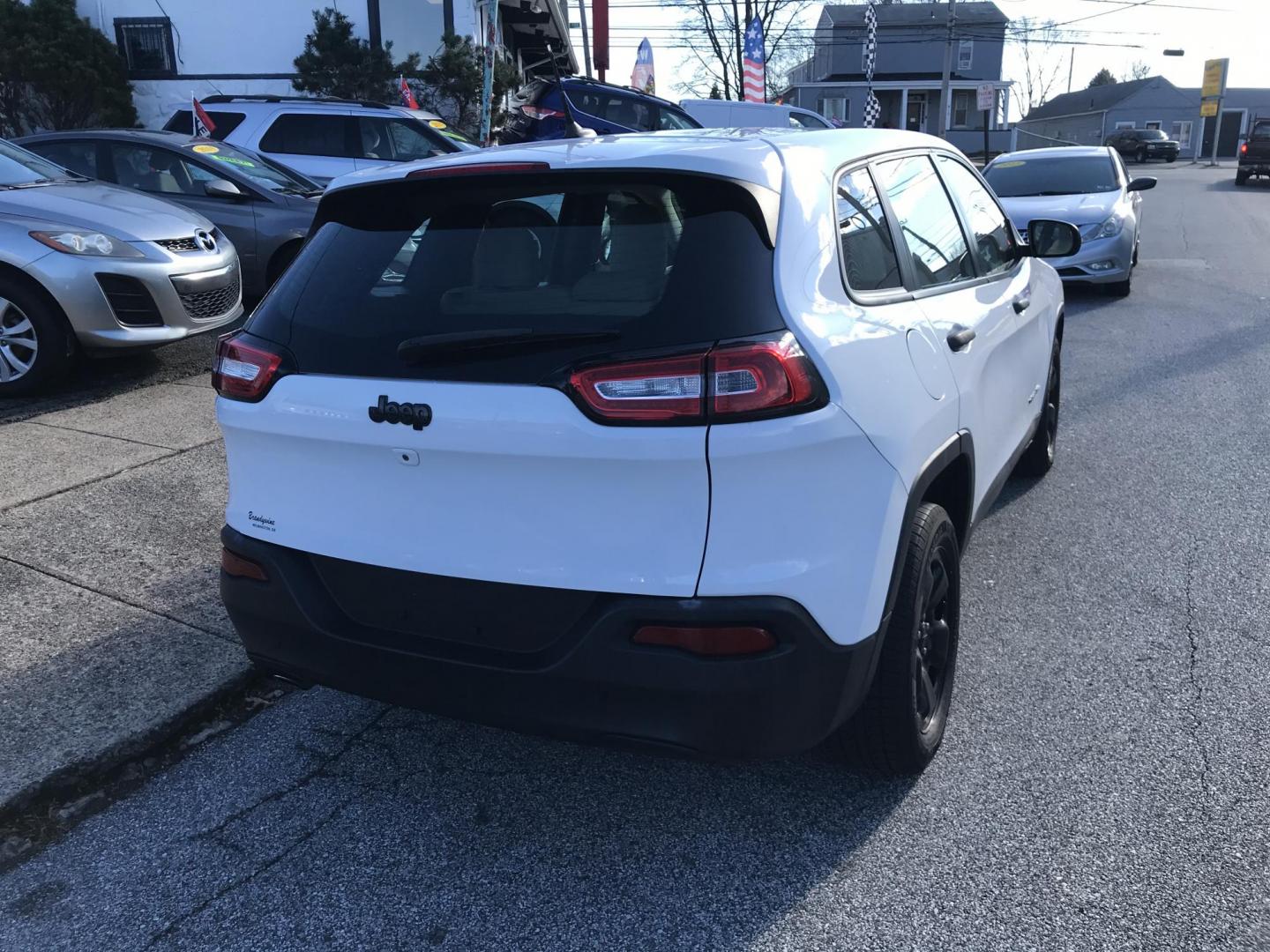 2015 White /Tan Jeep Cherokee Sport (1C4PJLAB3FW) with an 2.4L L4 DOHC 16V engine, 9-Speed Automatic transmission, located at 577 Chester Pike, Prospect Park, PA, 19076, (610) 237-1015, 39.886154, -75.302338 - 2015 Jeep Cherokee Sport: Only 122k miles, backup camera, new PA inspection, great on gas, SUPER CLEAN! This vehicle comes inspected and has been given a bumper to bumper safety check. It is very clean, reliable, and well maintained. We offer a unique pay plan that is known for being the easiest - Photo#5