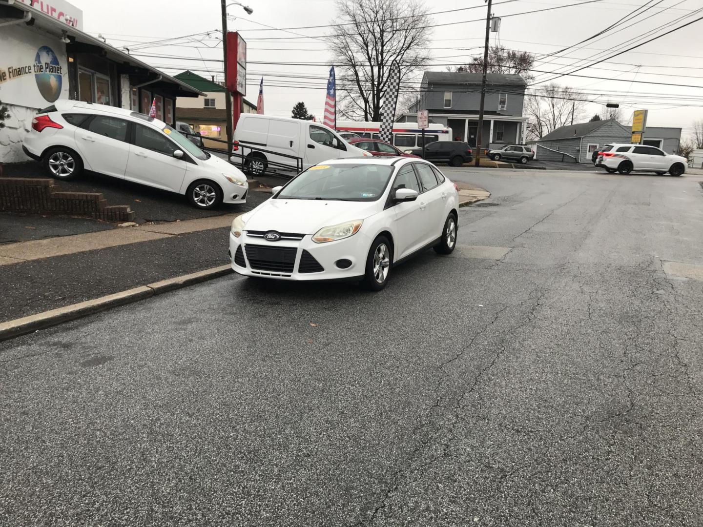 2013 White /Black Ford Focus SE Sedan (1FADP3F20DL) with an 2.0L L4 DOHC 16V engine, Automatic transmission, located at 577 Chester Pike, Prospect Park, PA, 19076, (610) 237-1015, 39.886154, -75.302338 - 2013 Ford Focus SE: Only 95k miles, sunroof, great on gas, new PA inspection, runs LIKE NEW! This vehicle comes inspected and has been given a bumper to bumper safety check. It is very clean, reliable, and well maintained. We offer a unique pay plan that is known for being the easiest and fastest - Photo#1