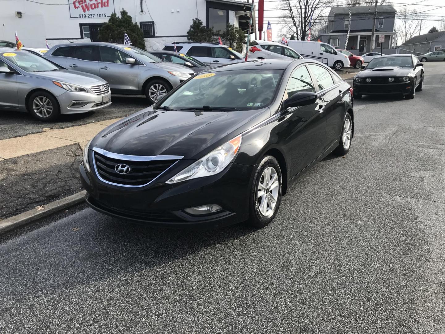 2013 Black /Gray Hyundai Sonata GLS (5NPEB4AC4DH) with an 2.4L L4 DOHC 16V engine, 6-Speed Automatic transmission, located at 577 Chester Pike, Prospect Park, PA, 19076, (610) 237-1015, 39.886154, -75.302338 - Photo#4