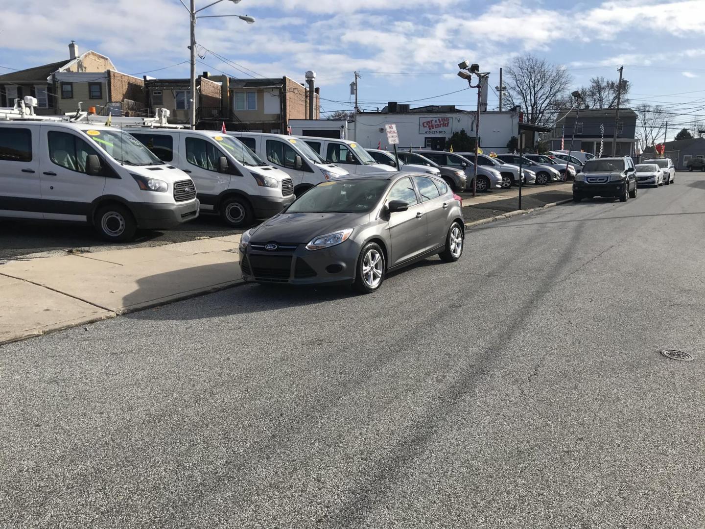 2013 Gray /Gray Ford Focus SE Hatch (1FADP3K28DL) with an 2.0L L4 DOHC 16V engine, Automatic transmission, located at 577 Chester Pike, Prospect Park, PA, 19076, (610) 237-1015, 39.886154, -75.302338 - Photo#2