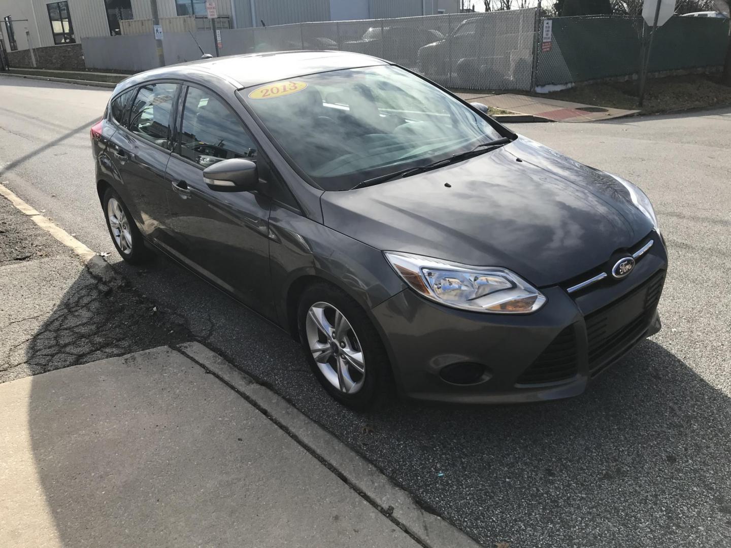 2013 Gray /Gray Ford Focus SE Hatch (1FADP3K28DL) with an 2.0L L4 DOHC 16V engine, Automatic transmission, located at 577 Chester Pike, Prospect Park, PA, 19076, (610) 237-1015, 39.886154, -75.302338 - Photo#3