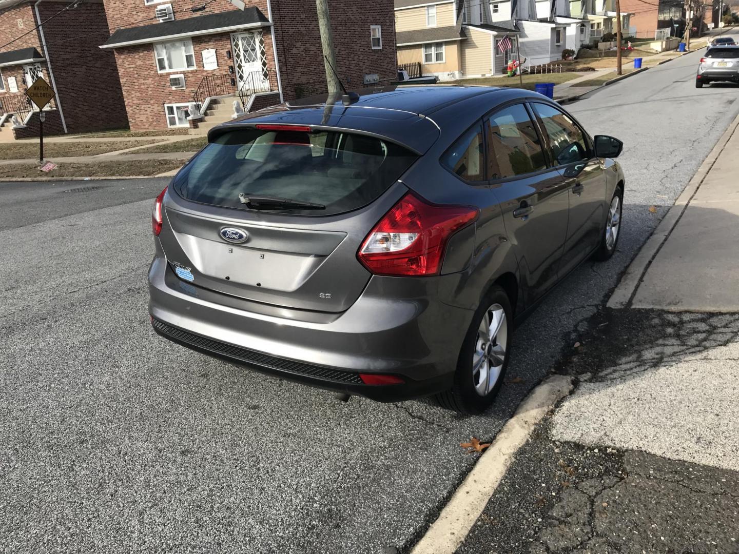 2013 Gray /Gray Ford Focus SE Hatch (1FADP3K28DL) with an 2.0L L4 DOHC 16V engine, Automatic transmission, located at 577 Chester Pike, Prospect Park, PA, 19076, (610) 237-1015, 39.886154, -75.302338 - Photo#4