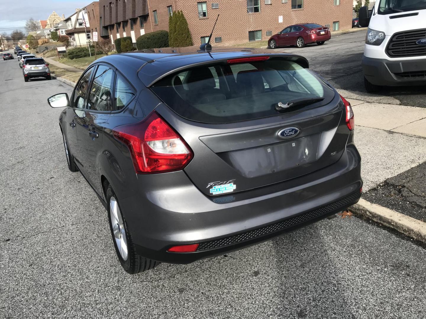 2013 Gray /Gray Ford Focus SE Hatch (1FADP3K28DL) with an 2.0L L4 DOHC 16V engine, Automatic transmission, located at 577 Chester Pike, Prospect Park, PA, 19076, (610) 237-1015, 39.886154, -75.302338 - Photo#5