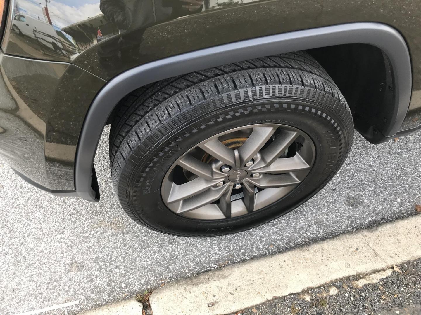 2016 Green /Black Jeep Grand Cherokee Laredo 4WD (1C4RJFAG0GC) with an 3.6L V6 DOHC 24V engine, 8A transmission, located at 577 Chester Pike, Prospect Park, PA, 19076, (610) 237-1015, 39.886154, -75.302338 - Photo#6