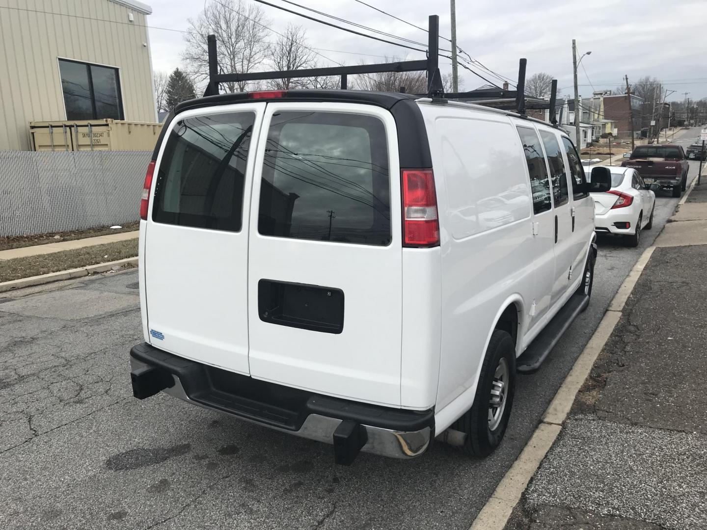 2017 White /Gray GMC Savana G2500 Cargo (1GTW7AFF8H1) with an 4.8L V8 FFV engine, 6A transmission, located at 577 Chester Pike, Prospect Park, PA, 19076, (610) 237-1015, 39.886154, -75.302338 - Photo#4