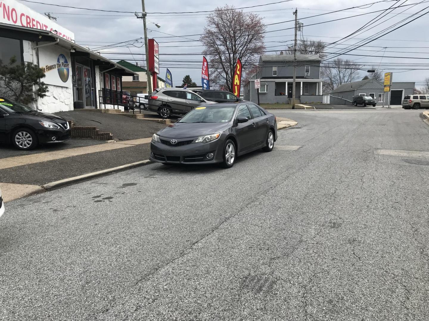 2014 Gray /Black Toyota Camry SE (4T1BF1FK0EU) with an 2.5L L4 DOHC 16V engine, 6-Speed Automatic transmission, located at 577 Chester Pike, Prospect Park, PA, 19076, (610) 237-1015, 39.886154, -75.302338 - 2014 Toyota Camry SE: Backup camera, great on gas, new PA inspection, SUPER CLEAN, runs LIKE NEW! This vehicle comes inspected and has been given a bumper to bumper safety check. It is very clean, reliable, and well maintained. We offer a unique pay plan that is known for being the easiest and fa - Photo#1