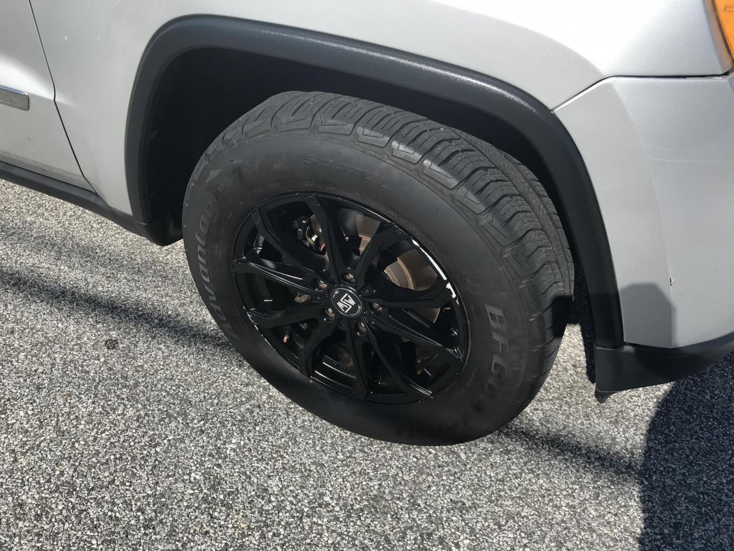 2011 Silver /Black Jeep Grand Cherokee Laredo 4WD (1J4RR4GG1BC) with an 3.6L V6 DOHC 24V engine, 5-Speed Automatic transmission, located at 577 Chester Pike, Prospect Park, PA, 19076, (610) 237-1015, 39.886154, -75.302338 - 2011 Jeep Grand Cherokee Laredo: 4x4, backup camera, black leather interior, runs LIKE NEW! This vehicle comes inspected and has been given a bumper to bumper safety check. It is very clean, reliable, and well maintained. We offer a unique pay plan that is known for being the easiest and fastest - Photo#4