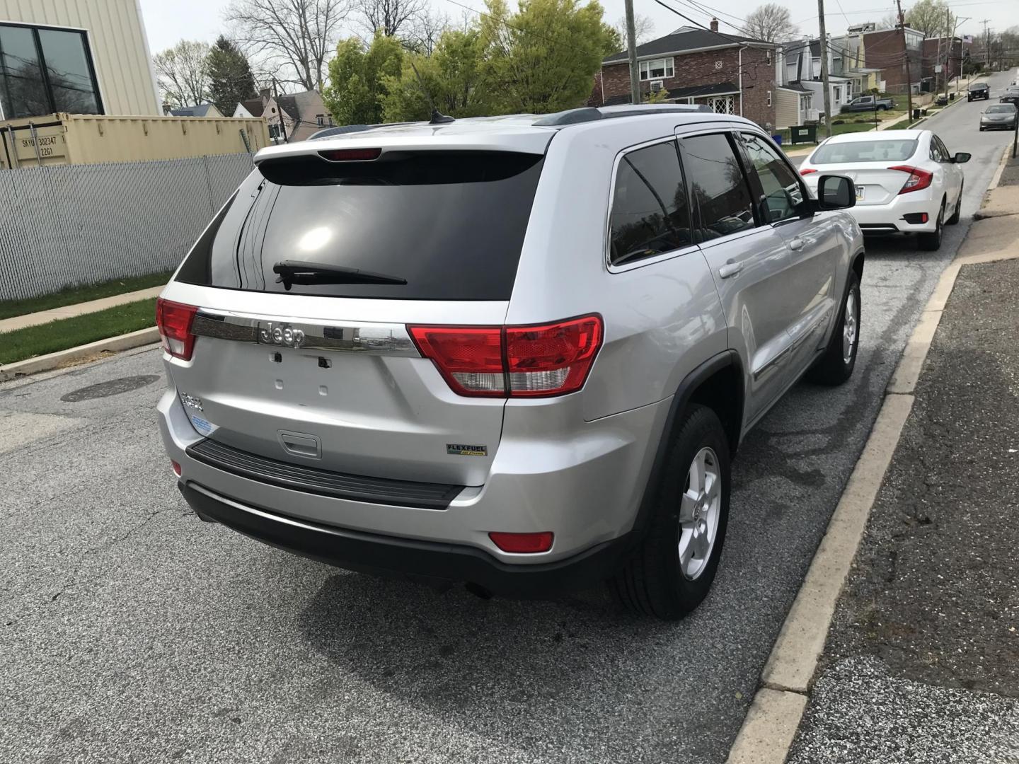 2011 Silver /Gray Jeep Grand Cherokee Laredo 4WD (1J4RR4GG8BC) with an 3.6L V6 DOHC 24V engine, 5-Speed Automatic transmission, located at 577 Chester Pike, Prospect Park, PA, 19076, (610) 237-1015, 39.886154, -75.302338 - Photo#4